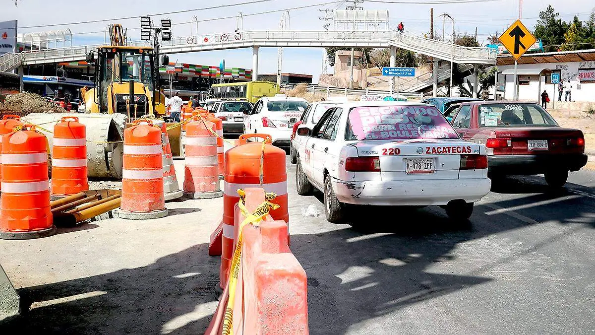 Taxistas y docentes en obras del segundo piso